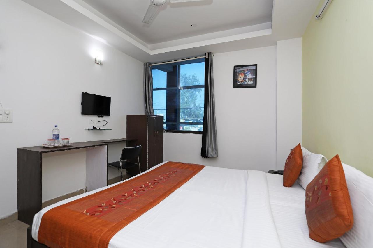 Oyo 11392 The Hotel Grand Hospitality Noida Extérieur photo