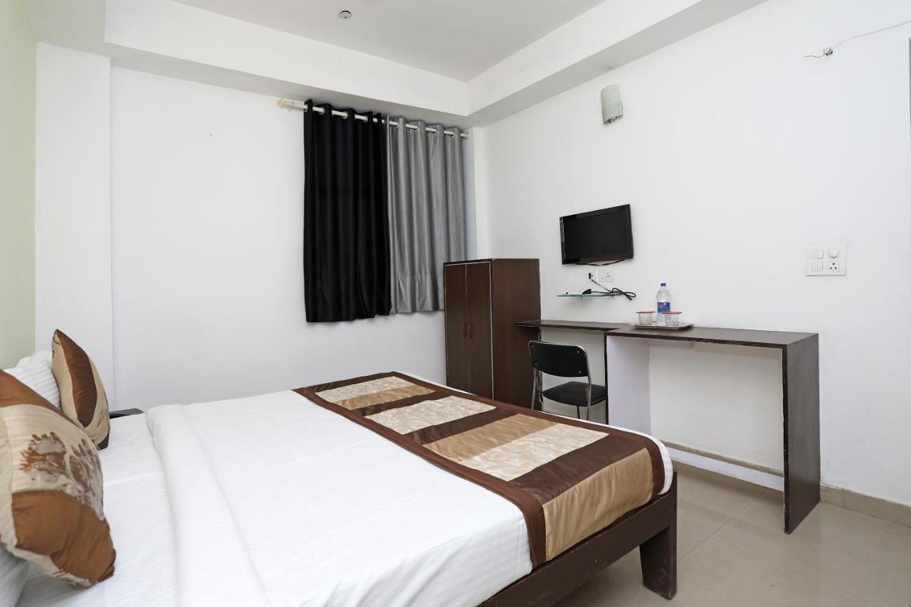 Oyo 11392 The Hotel Grand Hospitality Noida Extérieur photo